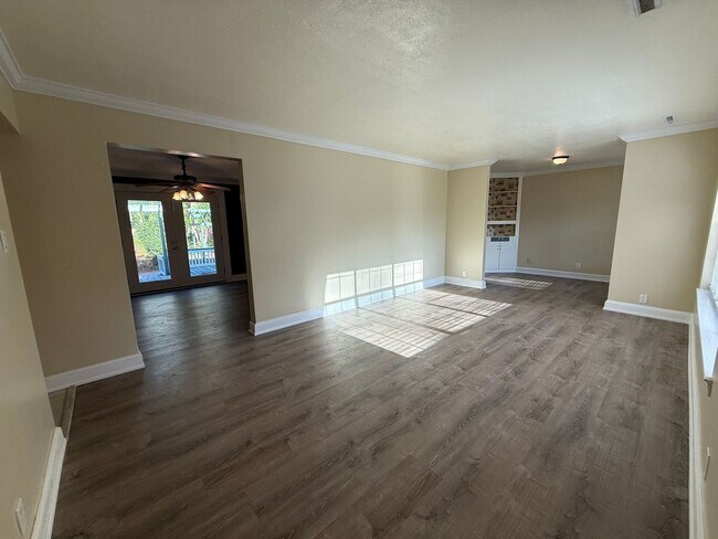 Building Photo - Gulf Breeze Proper - Casablanca - 2 bed, 1 bath