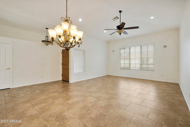 Building Photo - 4611 E Fernwood Ct