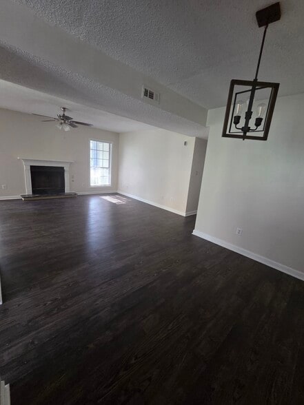 Building Photo - 6043 Green Forest Dr