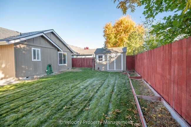 Building Photo - Light & Bright Single Level Home!