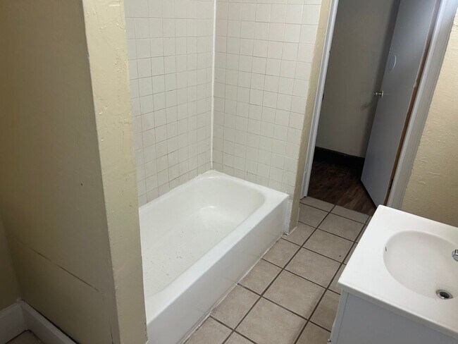 Building Photo - 3 Bedroom House