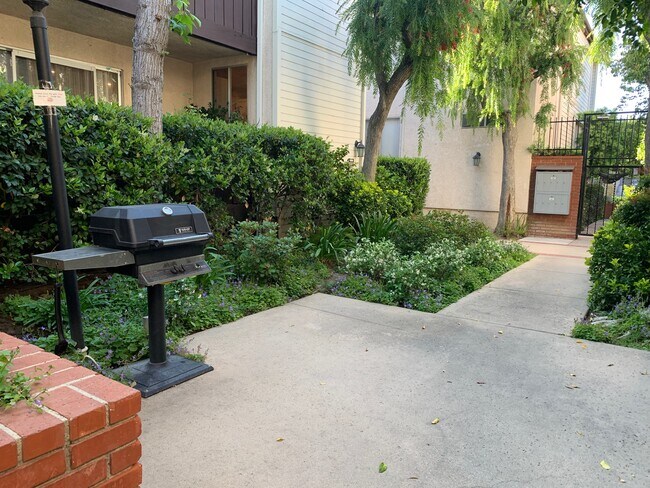 Building Photo - 14970 Victory Blvd