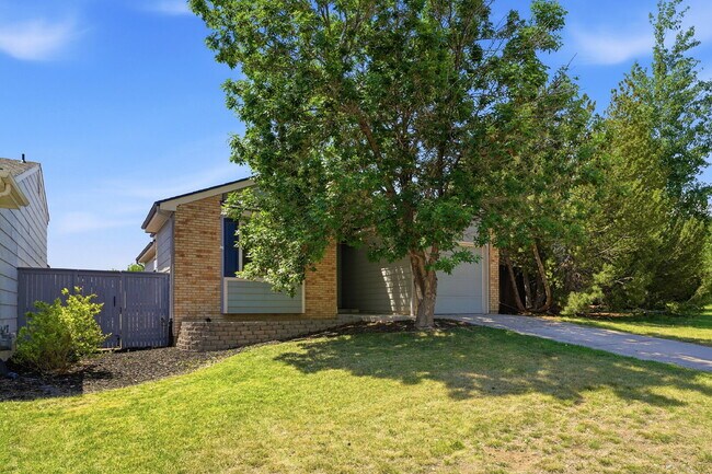 Building Photo - $2,440.95, 3 Beds, 2 Baths, Single Family Home in Aurora Washer and Dryer!