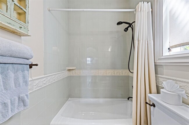 Building Photo - 42 Nurmi Dr