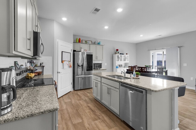 Building Photo - 402 Isabelle St