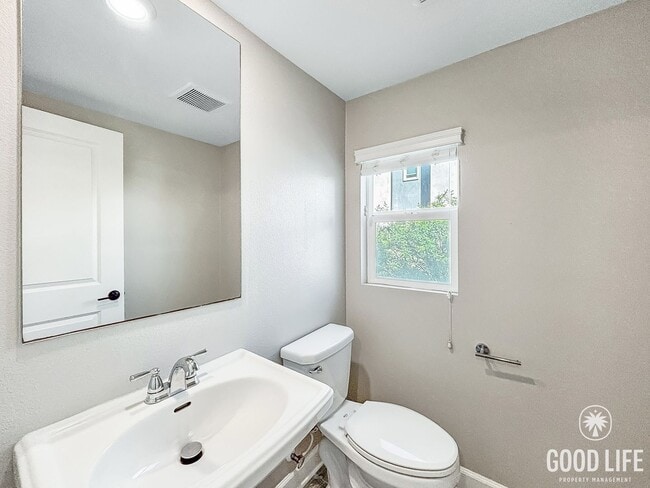 Building Photo - Beautiful 4BD/4BA Townhouse in Otay Ranch ...