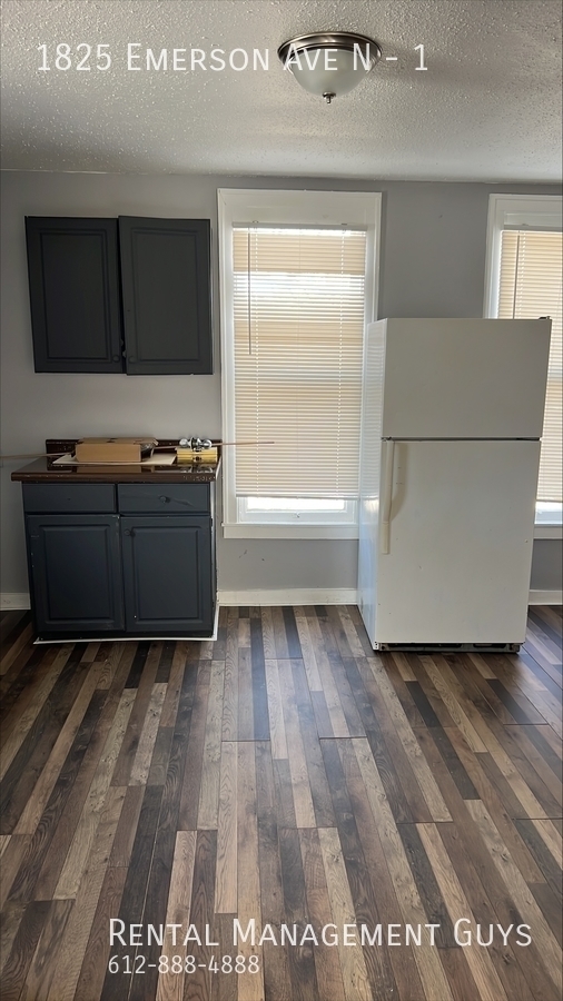 Building Photo - Ready to Rent 3 Bedroom Duplex! Fenced in ...