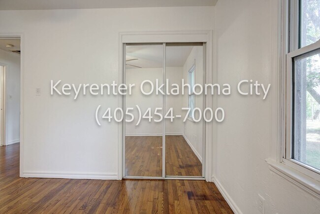 Building Photo - 1520 Rowena Ln