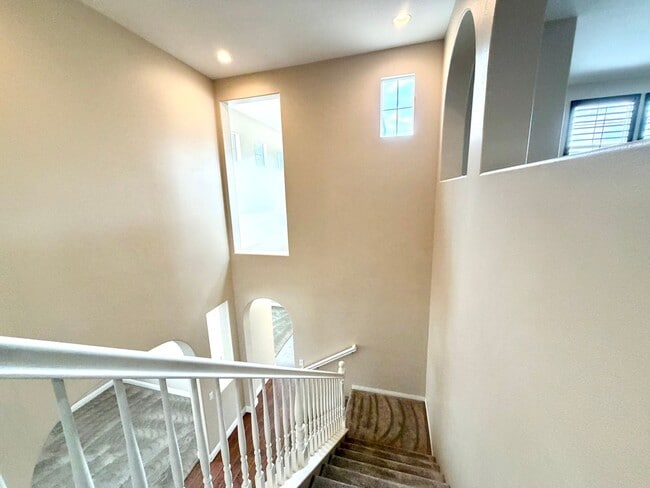 Building Photo - Spacious 5 Bedroom Wolf Creek Home with Balcony, Loft & Secondary Kitchen