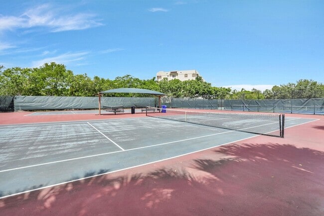 Building Photo - 3050 N Palm Aire Dr