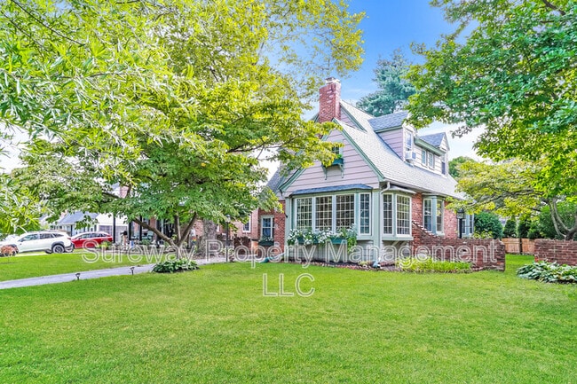 Building Photo - 404 Strawbridge Ave