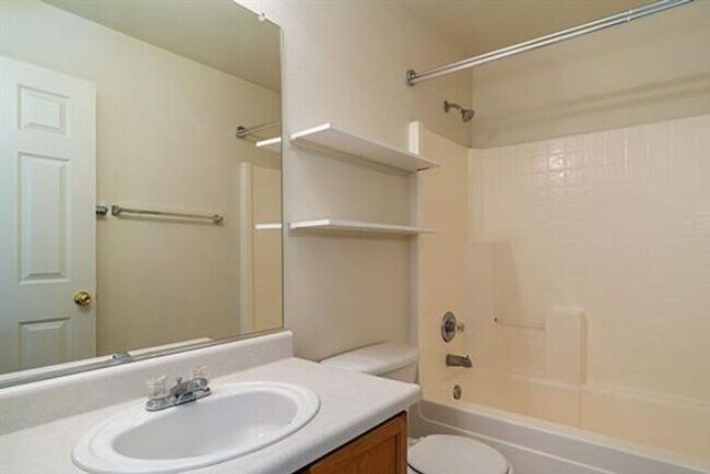 Building Photo - 3 Bedroom House Walking Distance to McQuee...