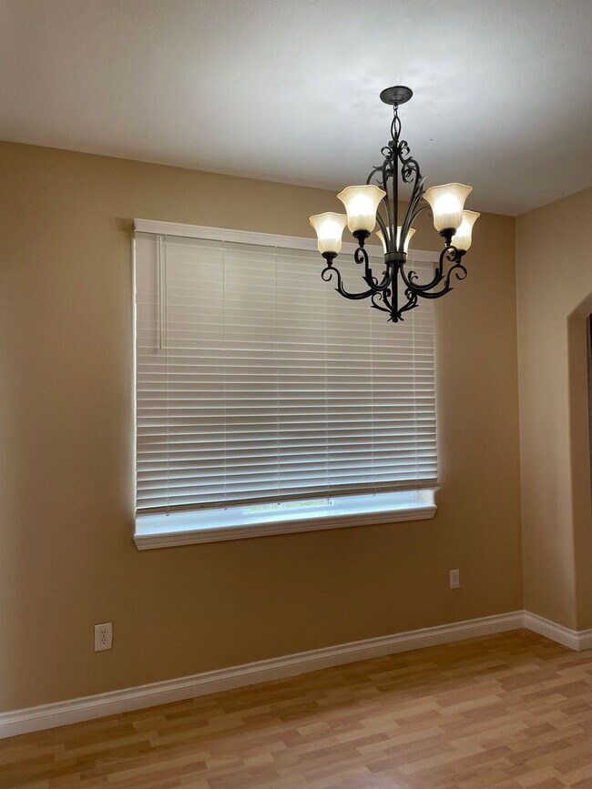 Building Photo - Beautiful 3 Bedroom Single Family Home With 2 Car Garage!