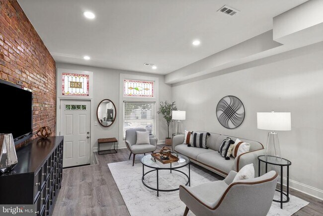 Building Photo - 518 N Lakewood Ave