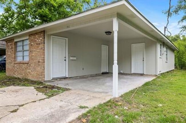 Building Photo - Picture Perfect Family