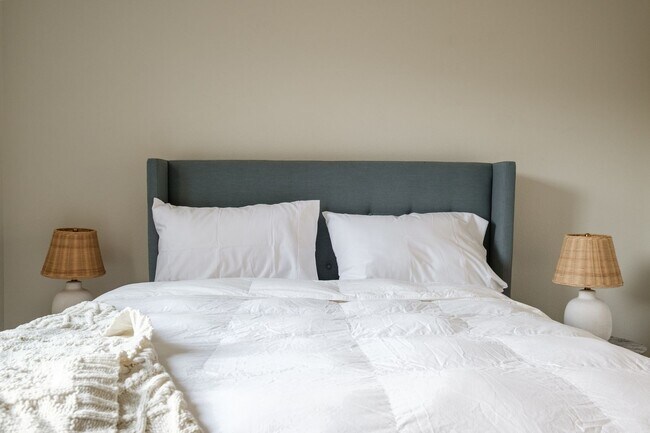 Building Photo - 4 Bedroom Fully Furnished Mid-term Rental