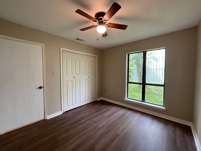 Building Photo - Townhouse: Old Jefferson