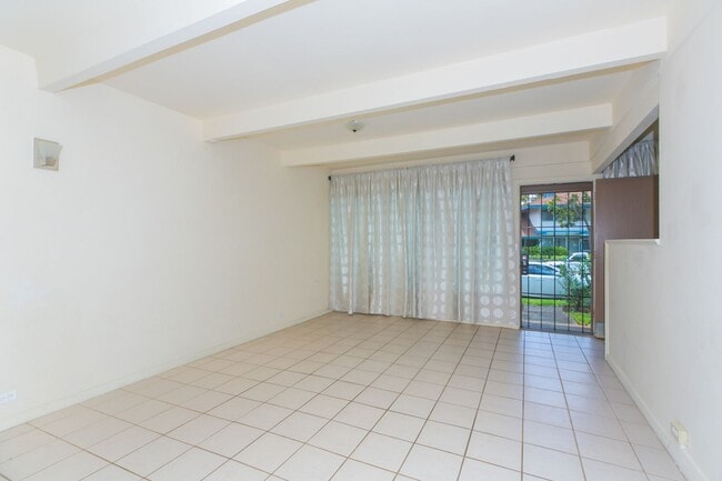 Building Photo - Tropic Garden Townhouse 2b1.5b1pkg