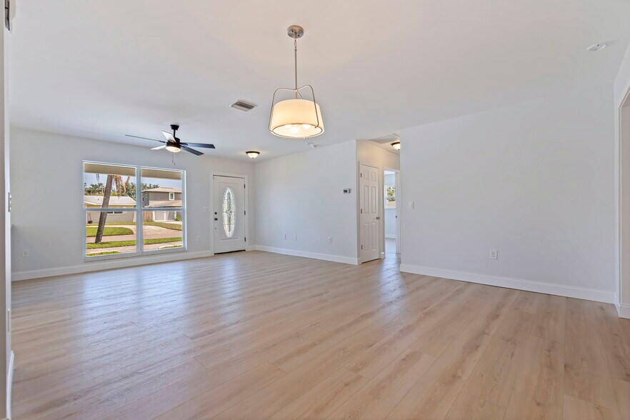 Building Photo - 934 41st Ave NE