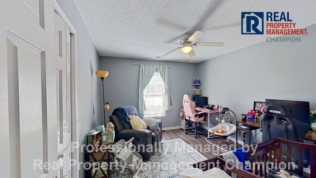 Building Photo - Charming 2BD/2 BA End Unit Townhouse w/Fireplace and Fenced Backyard