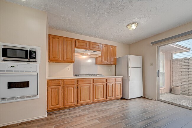 Building Photo - 2102 Creekshire Dr