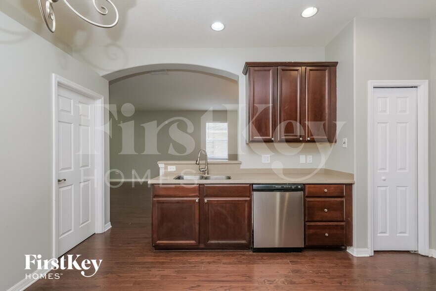 Building Photo - 7847 Foxgrove Dr