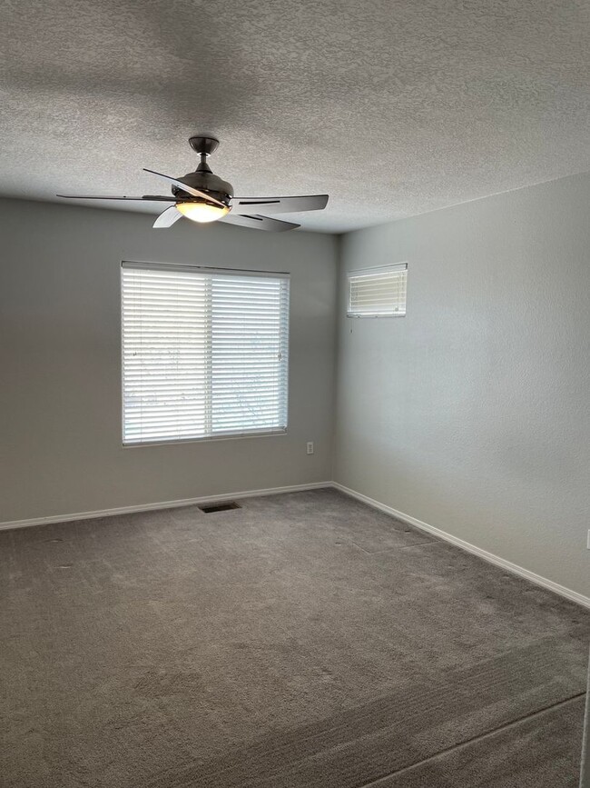 Building Photo - 2 bed 2.5 bath townhome located in a Gated...