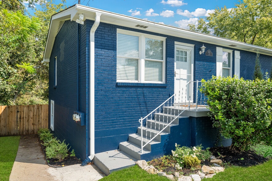 Building Photo - 2112 Sanborn Dr