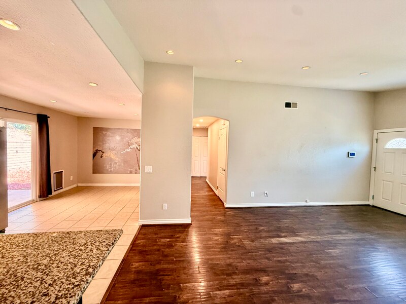 Building Photo - 932 Blossom Hill Dr
