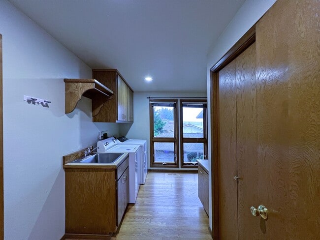 Building Photo - Gated Sound view home Des Moines area, 4 bed plus den 2.5 bath 3900 s/f, Available NOW!!!