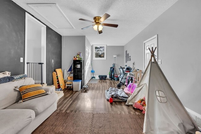 Building Photo - 215 Aster Dr