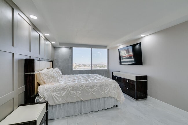 Building Photo - Elevated Penthouse Living with Private Terrace & Resort-Style Amenities * MOVE IN SPECIAL *