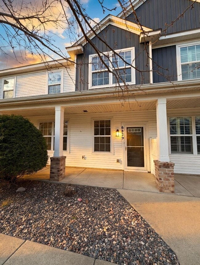 Building Photo - Rare 2bed + Loft Townhome in Maple Grove