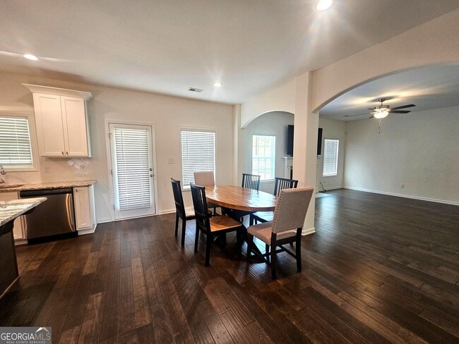 Building Photo - 16 Saint Georges Pl