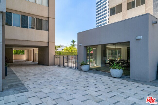 Building Photo - 865 Comstock Ave