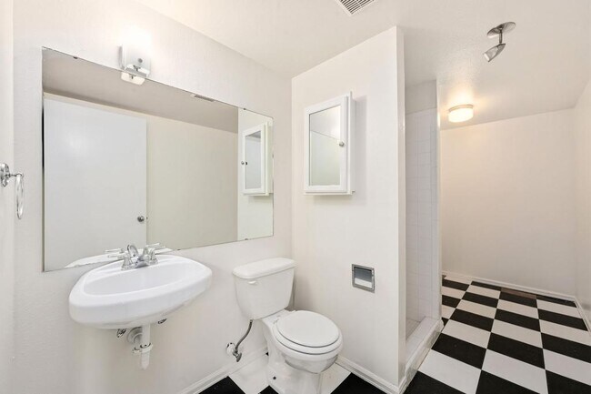 Building Photo - 2215 Derby Hill Dr