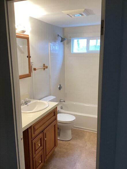 Building Photo - 21 Pond St