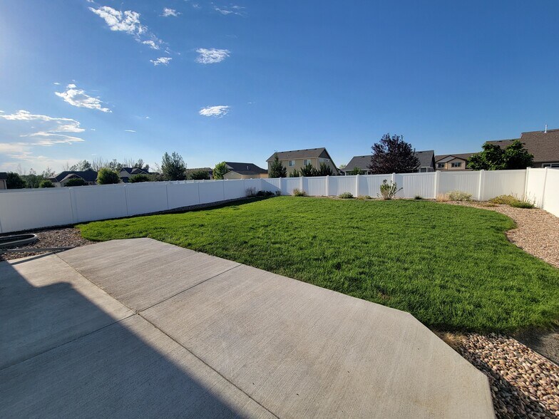 Building Photo - 1566 Driftline Dr