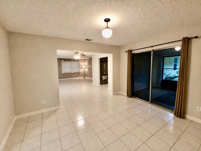 Building Photo - 3033 SW Collings Dr