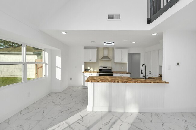 Building Photo - 6035 Cartagena St