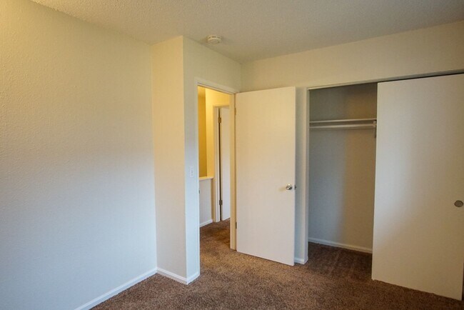 Building Photo - Nicely Renovated Townhome in Adorable Broo...