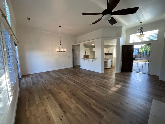 Building Photo - Updated 3 Bedroom 2 Bath Home in Fresno!
