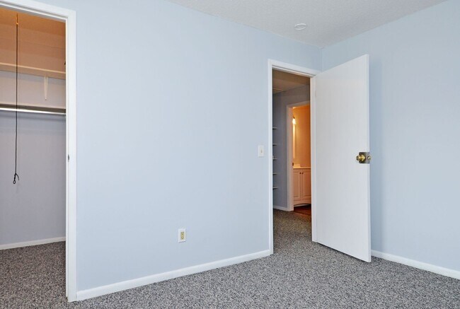 Building Photo - Spacious 2 Bed/1 Bath Condo in Brooklyn Park - Available NOW!