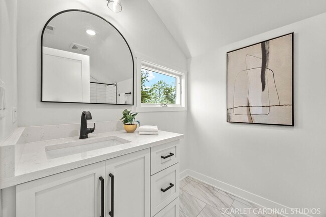 Building Photo - 715 N Brainard St