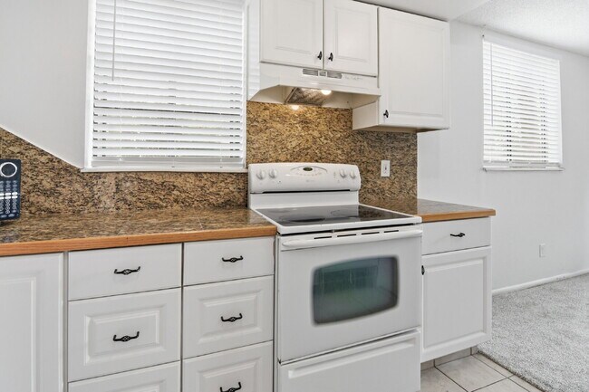 Building Photo - $1,540.95 with $300 off the first month's rent, 1 Bed - 1 Bath, Condo in Aurora with Washer and D...
