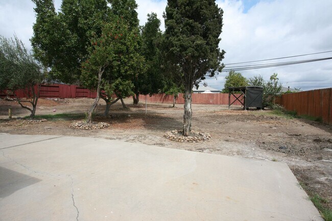 Building Photo - Single level newly remolded Large back yard