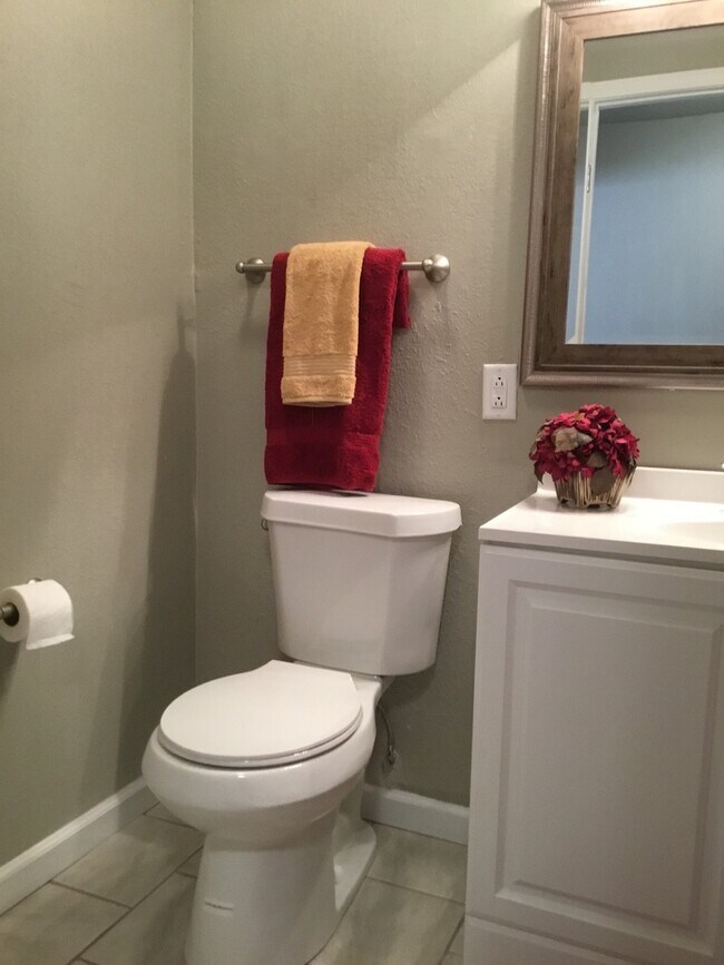 Building Photo - COLLEGE PROPERTY---PRE-LEASING FOR AUGUST! Amazing Updates! 3 bedroom 2 bath