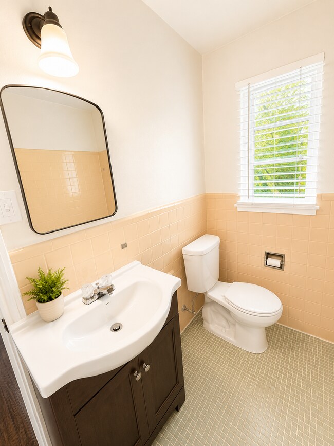 Building Photo - Bright and Spacious 1-Bedroom Near St. Mary’s and Woodlawn Lake
