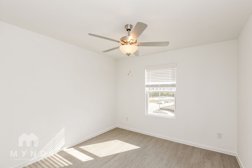 Building Photo - 2700 Mistwood Dr