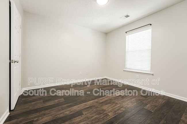Building Photo - 7840 Park Gate Dr